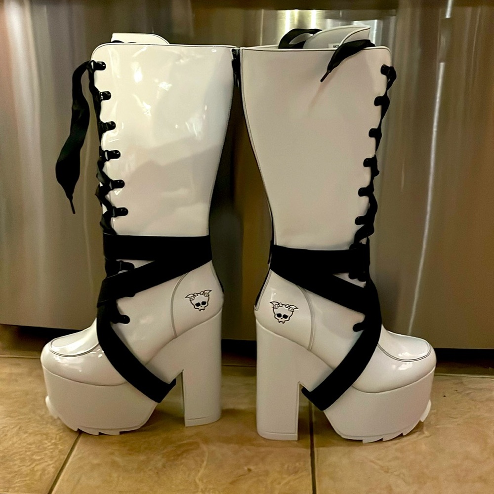 Yru shoes from monster high colletction Draculaura’s grey shoes never been worn.